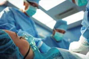 Que cirugia es mas peligrosa una liposuccion o una abdominoplastia