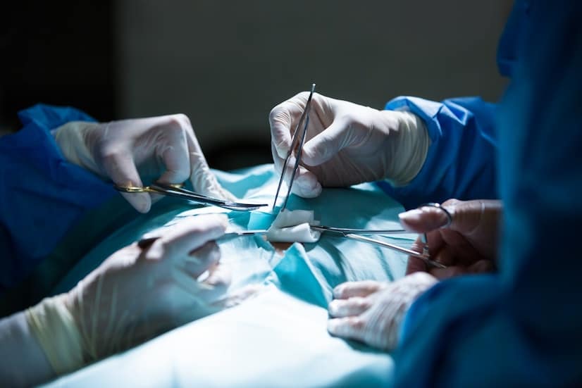 cirujanos-que-realizan-operacion-sala-operacion_1170-2235