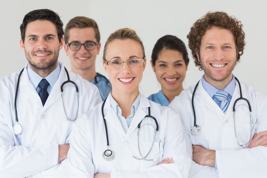 felices-enfermeras-medicos-hospital_13339-6305